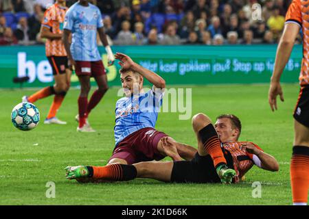 ARNHEM, NIEDERLANDE - 17. SEPTEMBER: Damon Mirani vom FC Volendam, Matus Bero von Vitesse während des niederländischen Eredivisie-Spiels zwischen Vitesse und FC Volendam beim Gelredome am 17. September 2022 in Arnhem, Niederlande (Foto: Ben Gal/Orange Picics) Credit: Orange Pics BV/Alamy Live News Stockfoto