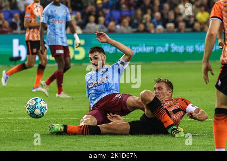 ARNHEM, NIEDERLANDE - 17. SEPTEMBER: Damon Mirani vom FC Volendam, Matus Bero von Vitesse während des niederländischen Eredivisie-Spiels zwischen Vitesse und FC Volendam beim Gelredome am 17. September 2022 in Arnhem, Niederlande (Foto: Ben Gal/Orange Picics) Credit: Orange Pics BV/Alamy Live News Stockfoto