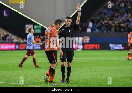 ARNHEM, NIEDERLANDE - 17. SEPTEMBER: Damon Mirani vom FC Volendam, Schiedsrichter Erwin Blank während des niederländischen Eredivisie-Spiels zwischen Vitesse und FC Volendam beim Gelredome am 17. September 2022 in Arnhem, Niederlande (Foto von Ben Gal/Orange Picics) Credit: Orange Pics BV/Alamy Live News Stockfoto