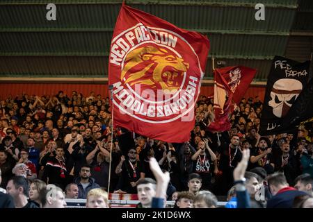 Middlesbrough, Großbritannien. 17. September 2022. Middlesbrough-Fans feuern ihr Team während des Sky Bet Championship-Spiels Middlesbrough gegen Rotherham United im Riverside Stadium, Middlesbrough, Großbritannien, 17.. September 2022 (Foto von James Heaton/Nachrichtenbilder) in Middlesbrough, Großbritannien am 9/17/2022. (Foto von James Heaton/News Images/Sipa USA) Quelle: SIPA USA/Alamy Live News Stockfoto