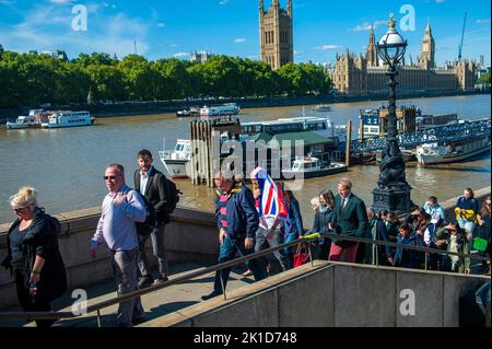 London, Großbritannien, 17. September 2022 Queue passiert am Südufer der Themse entlang und die Treppe hinauf zur Lambeth Bridge. Stellen Sie sich in die Westminster Hall ein, um am Sarg von Königin Elizabeth II. Tribut zu zollen Kredit: JOHNNY ARMSTEAD/Alamy Live Nachrichten Stockfoto