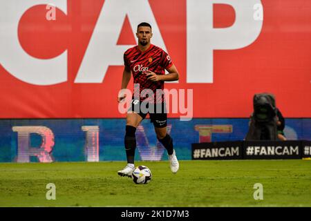 MALLORCA, SPANIEN - 17. SEPTEMBER: Martin Valjent von RCD Mallorca fährt den Ball während des Spiels zwischen RCD Mallorca und Almeria CF von La Liga Santander am 17. September 2022 im Visit Mallorca Stadium Son Moix in Mallorca, Spanien. (Foto von Samuel Carreño/PxImages) Stockfoto