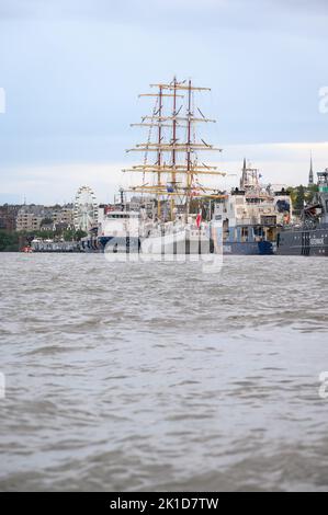 Hamburg, Deutschland. 17. September 2022. Traditionelle Segelschiffe und Schiffe der Bundespolizei, des Zolls und der Küstenwache werden an den Anlegestellen auf der Elbe festgemacht. Quelle: Jonas Walzberg/dpa/Alamy Live News Stockfoto