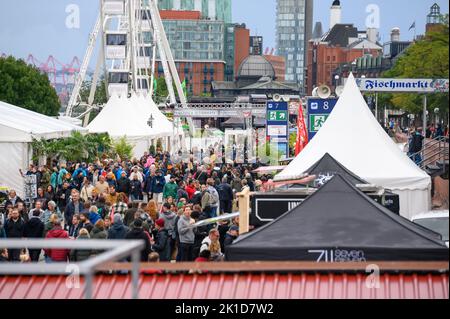 Hamburg, Deutschland. 17. September 2022. Zahlreiche Besucher schlendern zwischen den Ständen und einem Riesenrad auf dem Fischmarkt. Quelle: Jonas Walzberg/dpa/Alamy Live News Stockfoto