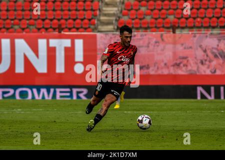 MALLORCA, SPANIEN - 17. SEPTEMBER: Antonio Sanchez von RCD Mallorca fährt den Ball während des Spiels zwischen RCD Mallorca und Almeria CF von La Liga Santander am 17. September 2022 im Visit Mallorca Stadium Son Moix in Mallorca, Spanien. (Foto von Samuel Carreño/PxImages) Stockfoto