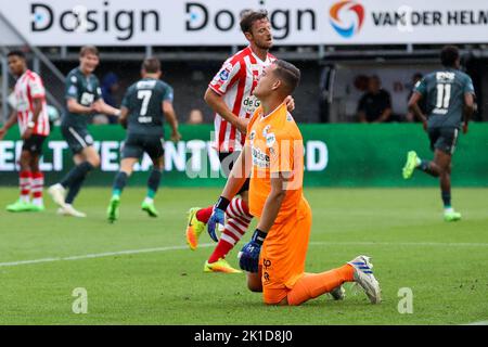 ROTTERDAM, NIEDERLANDE - SEPTEMBER 17: Ricardo Pepi vom FC Groningen feiert das erste Tor des Teams, Enttäuschung bei Youri Schoonderwaldt von Sparta Rotterdam während des niederländischen Eredivisie-Spiels zwischen Sparta Rotterdam und FC Groningen am 17. September 2022 in Het Kasteel in Rotterdam, Niederlande (Foto: Hans van der Valk/Orange Picts) Stockfoto