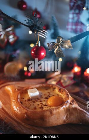 Traditioneller georgischer Adjarian Khachapuri mit Suluguni-Käse, Eigelb, Butter Stockfoto