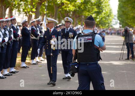 Brest, Frankreich - 14 2022. Juli: Fotograf der Gendarmerie fotografiert die Parade des Bastille-Tages. Stockfoto
