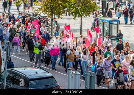 Cork, Irland. 17. September 2022. Heute Nachmittag fand in Cork ein „Cost of Living“-Protest statt, bei dem nach Schätzungen von Gardai bis zu 2.000 Demonstranten daran teilnahmen. Die Demonstranten hielten eine Kundgebung ab, marschierten dann durch das Stadtzentrum, bevor es zu einer weiteren Kundgebung zur Großen Parade kam. Quelle: AG News/Alamy Live News Stockfoto