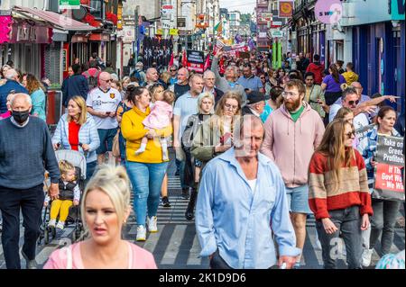 Cork, Irland. 17. September 2022. Heute Nachmittag fand in Cork ein „Cost of Living“-Protest statt, bei dem nach Schätzungen von Gardai bis zu 2.000 Demonstranten daran teilnahmen. Die Demonstranten hielten eine Kundgebung ab, marschierten dann durch das Stadtzentrum, bevor es zu einer weiteren Kundgebung zur Großen Parade kam. Quelle: AG News/Alamy Live News Stockfoto