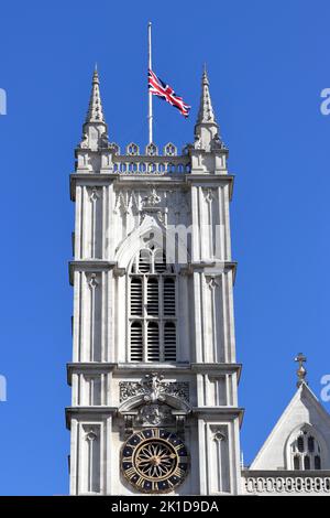 Die Unionsflagge fliegt halbmast auf der Westminster Abbey in London, Großbritannien Stockfoto