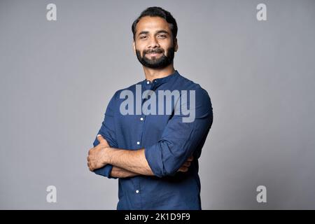 Stolzer, selbstbewusster indischer Geschäftsmann, isoliert auf grauem Kopfbild. Stockfoto
