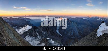 Sonnenaufgang auf der Gipfelbesteigung des Grand Combin. Blick auf den Mont Velan. Bergsteigen im wallis. Stockfoto