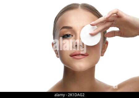 Frau, Die Gesicht Mit Weißem Pad Putzen. Schöne Mädchen Entfernen Make-Up White Kosmetik-Baumwoll-Pad. Happy Smiling Female Taking Off Make-Up Von Der Gesichtshaut Stockfoto