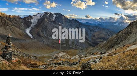 Tolle Aussicht auf den Mont Velan von der cabane de Valsorey mit Walliser Flagge im Wind.Bergtour in den Schweizer Bergen Stockfoto