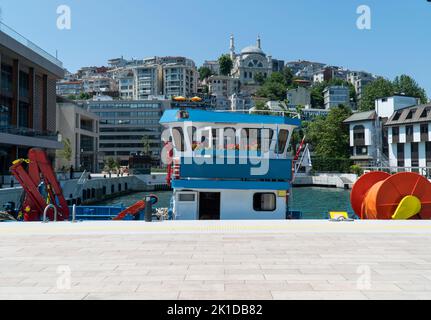 Kommunales Schiff, Boot zur Reinigung von Wasser und Meeresmüll auf dem Galataport in karakoy, istanbul, Türkei Stockfoto