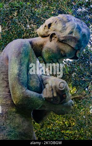 „Tears of Sorrow Tears of Joy“, eine Skulptur von Stephen Spears, ehrt Militärveteranen im Henry George Bluff Park in Fairhope, Alabama. Stockfoto