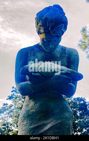 „Tears of Sorrow Tears of Joy“, eine Skulptur von Stephen Spears, ehrt Militärveteranen im Henry George Bluff Park in Fairhope, Alabama. Stockfoto