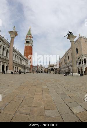 Venedig, VE, Italien - 18. Mai 2020:Markusdom und venezianischer Palast während der italienischen Sperre Stockfoto