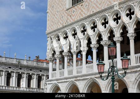 Venedig, VE, Italien - 18. Mai 2020: Coner of Ducal Palace without people Stockfoto