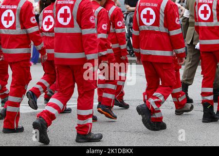 Vicenza, VI, Italien - 2. Juni 2022: Parade uniformierten Rotkreuz-Retter zu Fuß in der Stadt Stockfoto