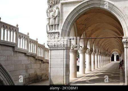 Venedig, VE, Italien - 18. Mai 2020: Bögen des herzoglichen Palastes ohne Menschen Stockfoto