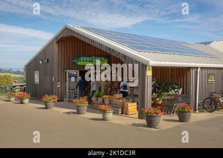 Dalmeny, Großbritannien - 28. August 2022: An einem Sommernachmittag in der Nähe von Dalmeny und South Queensferry, außerhalb von Craigie's Farmer's Market Deli & Cafe Stockfoto