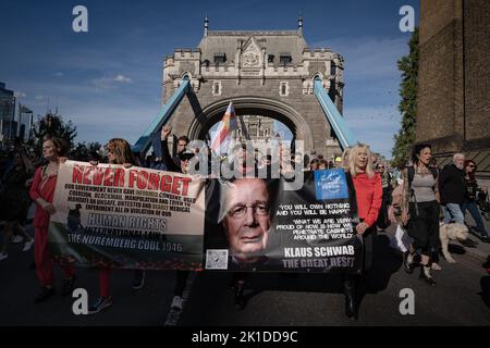 London, Großbritannien. 17.. September 2022. Anti-Regierung-Freiheit ‘Widerstand’ protestmarsch einschließlich Anti-vax-Demonstranten passieren die Tower Bridge. Kredit: Guy Corbishley/Alamy Live Nachrichten Stockfoto