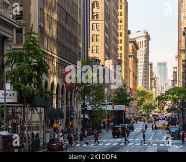 New york, USA - 15. Mai 2019: Geschäftige breite Straße in New York City, USA Stockfoto