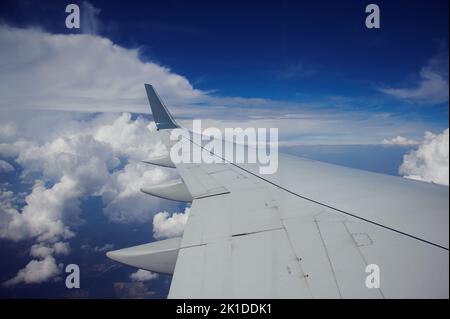 Flugzeugflügel gegen blau bewölkten Himmel in der Nähe von Mallorca Stockfoto