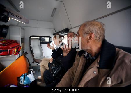 KOZACHA LOPAN, UKRAINE - 16. SEPTEMBER 2022 - die Nationalgarde hilft bei der Evakuierung von Anwohnern in die Region Stockfoto