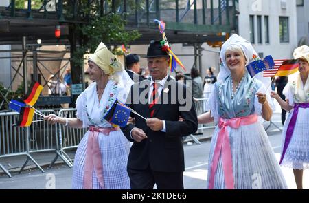 New York, Usa. 17. September 2022. Deutsche New Yorker in traditioneller deutscher Kleidung werden bei der jährlichen Steuben Day Parade am 17. September 2022 auf der Fifth Ave in New York City zu sehen sein. (Foto von Ryan Rahman/Pacific Press) Quelle: Pacific Press Media Production Corp./Alamy Live News Stockfoto