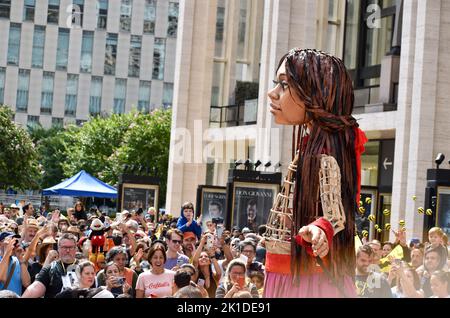 New York, Usa. 17. September 2022. Eine riesige Puppe, die ein syrisches Flüchtlingsmädchen namens „Little Amal“ darstellt, geht im Rahmen des internationalen Kunstprojekts The Walk auf dem Lincoln Center Plaza in New York City spazieren. - 'Little Amal' wurde von der Handspring Puppet Company entworfen und repräsentiert ein syrisches Flüchtlingskind und die Millionen vertriebener Kinder weltweit. (Foto von Ryan Rahman/Pacific Press) Quelle: Pacific Press Media Production Corp./Alamy Live News Stockfoto