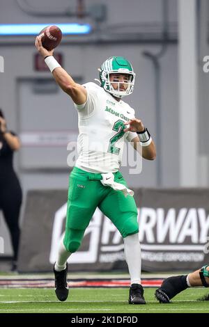 17. September 2022: North Texas Mean Green Quarterback Austin Aune (2) wirft den Fußball während der 1. Hälfte des NCAA-Fußballspiels mit dem North Texas Mean Green und den UNLV-Rebellen im Allegiant Stadium in Las Vegas, NV. UNLV-Rebellen führen den North Texas Mean Green zur Halbzeit von 23 bis 20 an. Christopher Trim/CSM. Stockfoto