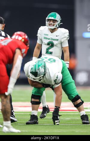 17. September 2022: North Texas Mean Green Quarterback Austin Aune (2) lächelt während der 1.. Hälfte des NCAA-Fußballspiels mit den North Texas Mean Green und den UNLV-Rebellen im Allegiant Stadium in Las Vegas, NV, über den Schiedsrichter. UNLV-Rebellen führen den North Texas Mean Green zur Halbzeit von 23 bis 20 an. Christopher Trim/CSM. Stockfoto