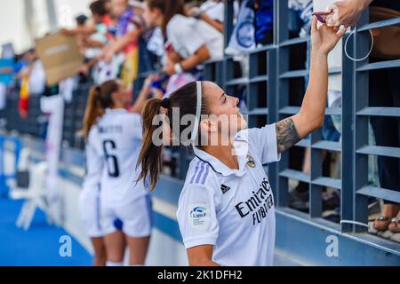 Madrid, Madrid, Spanien. 17. September 2022. CLAUDIA ZORNOZA (21) trifft die Fans am Ende des Fußballspiels zwischen Real Madrid und Valencia am Samstag, den 17. September 2022, in Madrid, Spanien, im Stadion Alfredo Di Stefano. Gültig für die Spielwoche 2 der spanischen Fußballliga der ersten Liga der Frauen (Foto: © Alberto Gardin/ZUMA Press Wire) Stockfoto