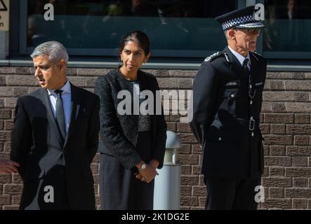 London, England, Großbritannien. 17. September 2022. Innenministerin SUELLA BRAVERMAN (Mitte), der Londoner Bürgermeister SADIQ KHAN (rechts) und der Polizeikommissar der Metropolis, MARK ROWLEY, werden vor dem Besuch von König Charles III. Vor dem Hauptquartier des Metropolitan Police Service Special Operations Room (SOR) gesehen. (Bild: © Tayfun Salci/ZUMA Press Wire) Stockfoto