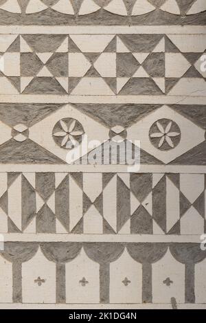 Eine vertikale Aufnahme von traditionellen geometrischen Mustern auf dem Haus im Dorf Pyrgi, Chios, Griechenland. Stockfoto