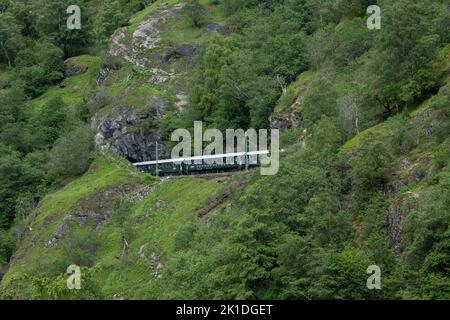 Flam, Norwegen - 19. Juni 2022: Flamsbana ist eine Eisenbahnlinie zwischen Myrdal und Flam in der Gemeinde Aurland. Vestland. Sie verläuft durch das Tal von FLA Stockfoto