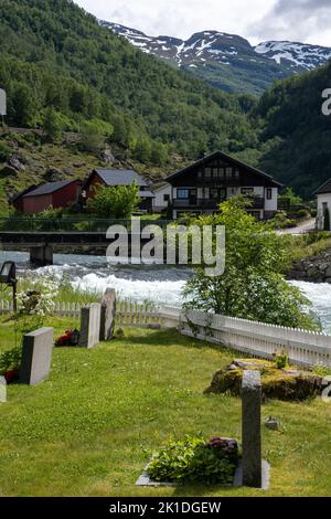 Flam, Norwegen - 19. Juni 2022: Die Flam-Kirche ist eine Pfarrkirche der Norwegischen Kirche in der Gemeinde Aurland im Kreis Vestland. 17h Jahrhundert. Wolkig s Stockfoto