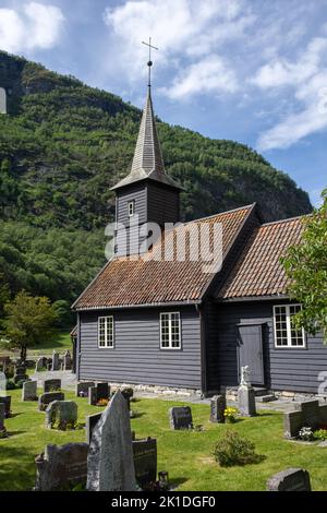 Flam, Norwegen - 19. Juni 2022: Die Flam-Kirche ist eine Pfarrkirche der Norwegischen Kirche in der Gemeinde Aurland im Kreis Vestland. 17h Jahrhundert. Wolkig s Stockfoto