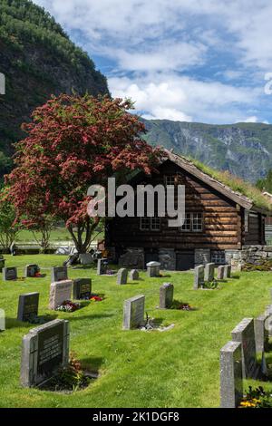 Flam, Norwegen - 19. Juni 2022: Die Flam-Kirche ist eine Pfarrkirche der Norwegischen Kirche in der Gemeinde Aurland im Kreis Vestland. 17h Jahrhundert. Wolkig s Stockfoto