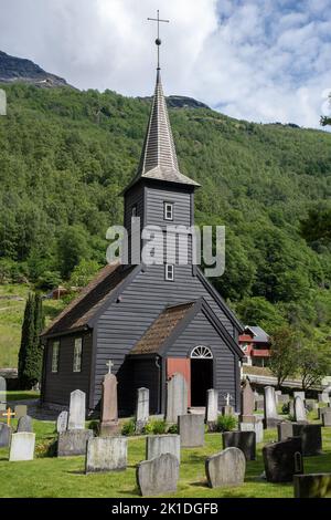 Flam, Norwegen - 19. Juni 2022: Die Flam-Kirche ist eine Pfarrkirche der Norwegischen Kirche in der Gemeinde Aurland im Kreis Vestland. 17h Jahrhundert. Wolkig s Stockfoto