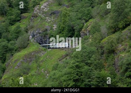 Flam, Norwegen - 19. Juni 2022: Flamsbana ist eine Eisenbahnlinie zwischen Myrdal und Flam in der Gemeinde Aurland. Vestland. Sie verläuft durch das Tal von FLA Stockfoto