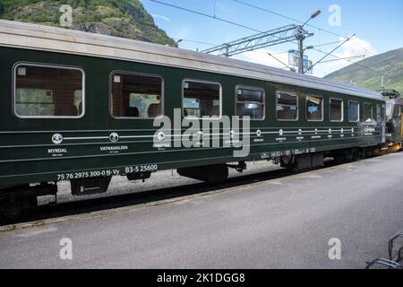 Flam, Norwegen - 19. Juni 2022: Flamsbana ist eine Eisenbahnlinie zwischen Myrdal und Flam in der Gemeinde Aurland. Vestland. Sie verläuft durch das Tal von FLA Stockfoto