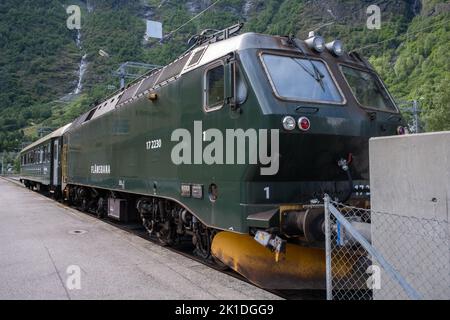 Flam, Norwegen - 19. Juni 2022: Flamsbana ist eine Eisenbahnlinie zwischen Myrdal und Flam in der Gemeinde Aurland. Vestland. Sie verläuft durch das Tal von FLA Stockfoto