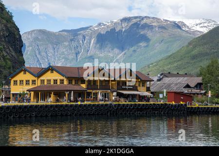 Flam, Norwegen - 19. Juni 2022: Flamsbana ist eine Eisenbahnlinie zwischen Myrdal und Flam in der Gemeinde Aurland. Vestland. Sie verläuft durch das Tal von FLA Stockfoto