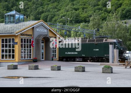 Flam, Norwegen - 19. Juni 2022: Flamsbana ist eine Eisenbahnlinie zwischen Myrdal und Flam in der Gemeinde Aurland. Vestland. Sie verläuft durch das Tal von FLA Stockfoto