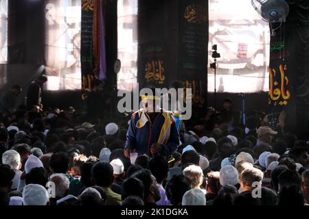 17. September 2022, Srinagar, Jammu und Kashmir, Indien: Schiitische Muslime nehmen an einer religiösen Versammlung während der Prozession zum Zeichen von Arbaeen Teil. Die 40. Tage nach Aschura ist Arbaeen und erinnert an die Tötung von Imam Hussain, dem Enkel des Propheten Mohammed, und seinen 72 Gefährten aus dem siebten Jahrhundert. Nach zwei Jahren, die durch den Ausbruch von Covid und die Grenzbeschränkungen gekennzeichnet waren, sind 21,2 Millionen Pilger in der Stadt im zentralen Irak angekommen. (Bild: © Adil Abbas/ZUMA Press Wire) Stockfoto