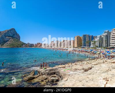 Farbenfroher mediterraner Strand. Penyal d’Ifach. Calpe Beach, Spanien. Stockfoto